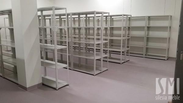 Regały przesuwne a regały stacjonarne &mdash; jakie są różnice w archiwum