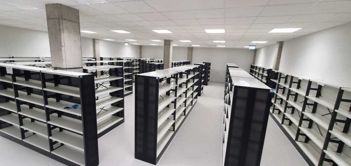 Regały biblioteczne na miarę XXI wieku. Jakie innowacyjne rozwiązania dla czytelni i archiwów proponuje Silesia Meble?